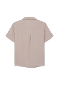 Camicia a maniche corte, di un leggero beige, realizzata in tessuto morbido. Presenta un colletto, dettagli a pieghe sulla parte posteriore e un'orlo curvo.