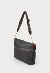 Klättermusen GRID MESSENGER BAG UNISEX - Soma ar siksnu pāri ķermenim - raven