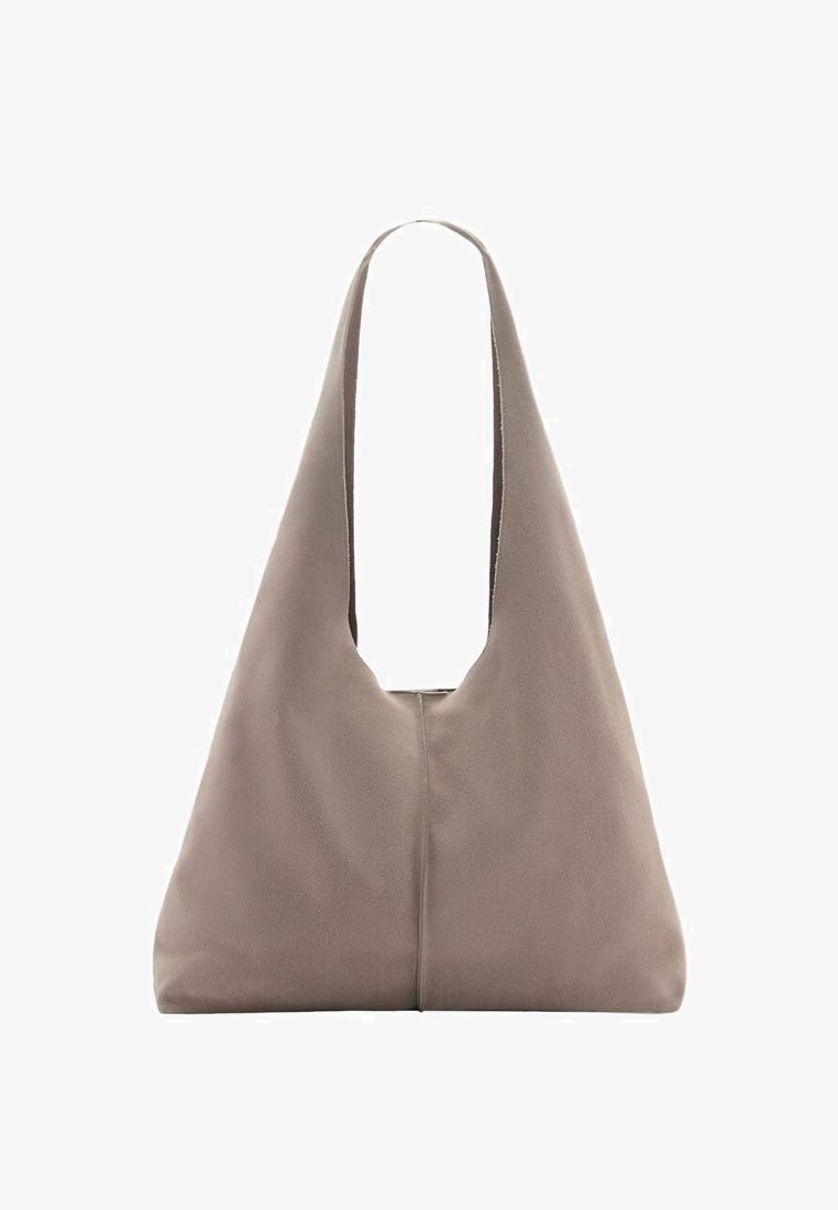 Sac hobo en matériau beige doux, avec un dessus ouvert profond et une texture lisse, présentant une forme triangulaire unique et un design minimaliste.
