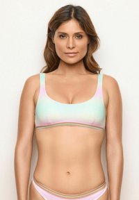 Top bikini dai colori pastello con tessuto morbido, spalline larghe e una fascia orizzontale a contrasto con accenti dorati, rosa e verdi.
