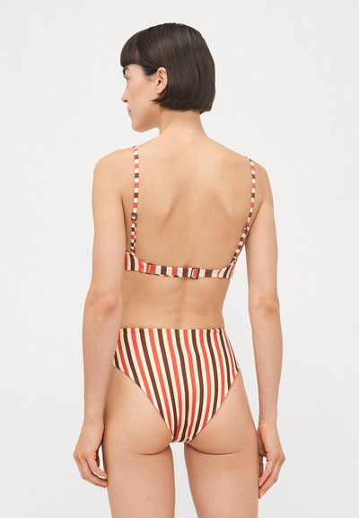 Svītrainā bikini komplekts ar bralete topu un augsto jostasvietu apakšdaļu. Krāsas ietver sarkanu, bēšu un brūnu. Izgatavots no gludas, stiepjamas auduma.