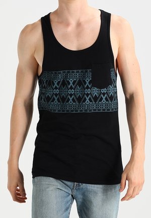 Débardeur noir avec un motif géométrique bleu sur la poitrine ; présente une poche unique sur le côté gauche. Le tissu semble lisse et léger.