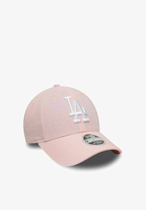 Gorra de béisbol rosa claro con logo blanco "LA" y visera curva, con una pegatina que indica "9FORTY adjustable M-CROWN".