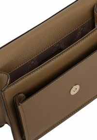 Bolso de cuero marrón con superficie texturizada, con un cierre de broche dorado y un compartimento para tarjetas en el interior. Forrado con un patrón oscuro.