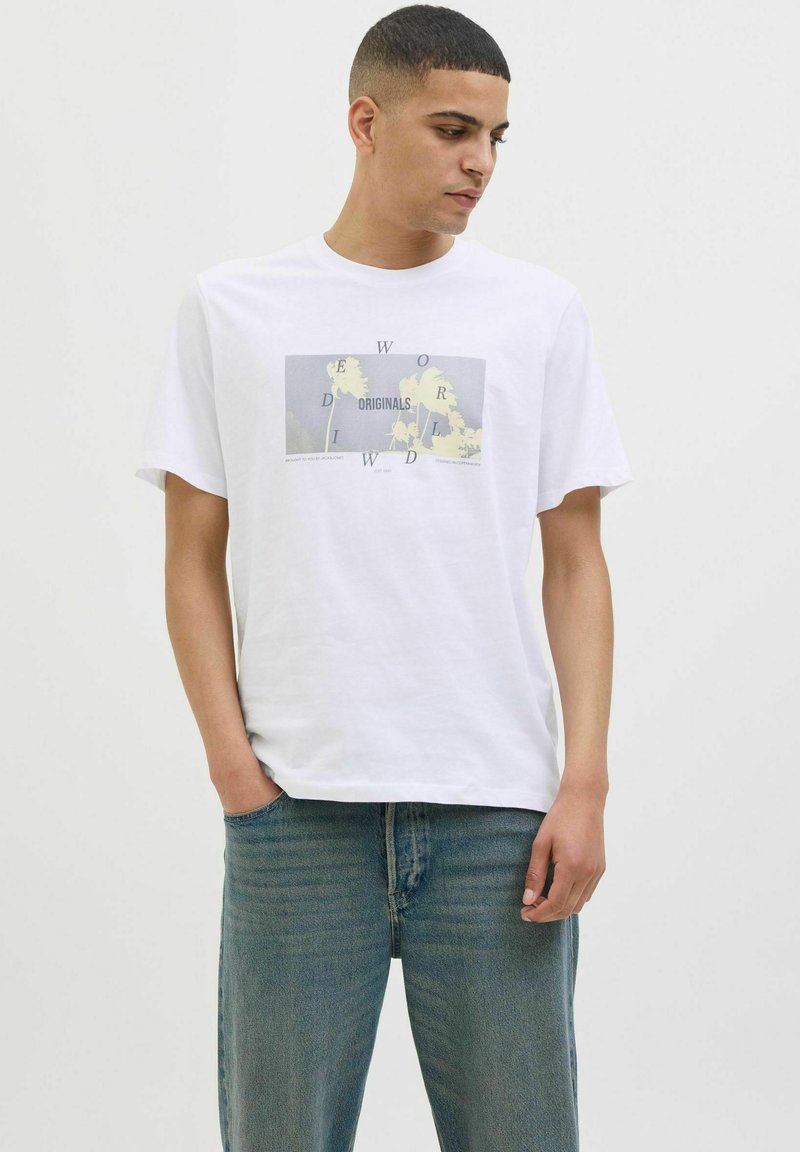 Hvid bomulds T-shirt med grafisk tryk, der inkluderer tekst og palmetræer, afslappet pasform, rund hals, korte ærmer og lige kant.