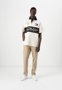 Tommy Hilfiger F1 MOVIE RACE DAY GRAPHIC POLO - Polo krekls - ivory/black