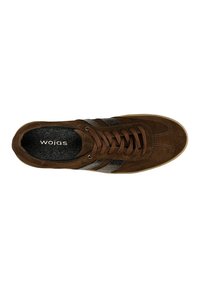 Baskets en suède marron avec des bandes en cuir gris, design à lacets, col rembourré et intérieur noir texturé. Nom de la marque "wojas" visible sur la semelle intérieure.