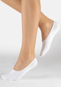 Calcetines tobilleros blancos con una textura suave, diseño bajo y puntera reforzada. Tejido ligero adecuado para el uso diario.