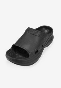 Infradito neri con design open toe, cinturino superiore testurizzato e suola imbottita. Presenta fori di ventilazione e una finitura liscia.