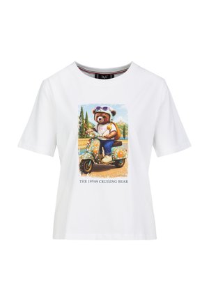 Wit T-shirt met een afbeelding van een beer die een helm en zonnebril draagt en op een versierde scooter rijdt, met tekst "THE 19V69 CRUISING BEAR."