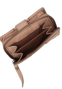 Lædertegnebog i lys beige, med lynlåslukning og flere kortlommer. Indvendigt foret med brun stof for ekstra kontrast.