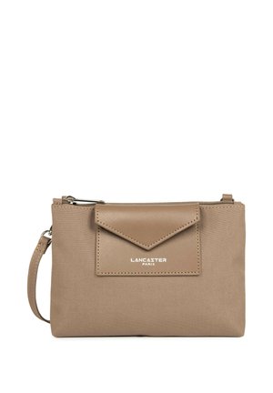 Kleine beige polstasje met een voorflapzak en zilveren rits, met het Lancaster Paris-logo in witte letters.