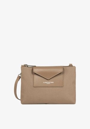 Petit sac bracelet beige avec une poche avant à rabat et une fermeture éclair argentée, avec le logo Lancaster Paris en lettres blanches.