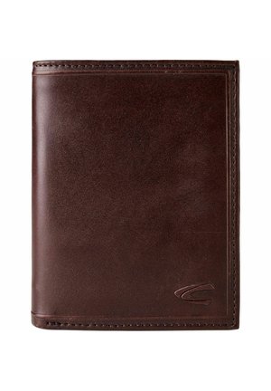 Cartera de cuero marrón de doble pliegue con logo sutilmente grabado en relieve en la esquina inferior derecha, costuras visibles a lo largo de los bordes, cerrada y plana.