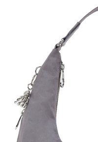 Borsa a mano in tessuto grigio morbido con una forma curva, dotata di una cerniera argentata, accessori in metallo e un piccolo charm attaccato al tirazip.