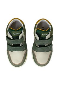 Sneakers per bambini grigi e verdi con due strap in velcro, materiali in pelle e tessuto, punta arrotondata e giallo a contrasto sull'interno.