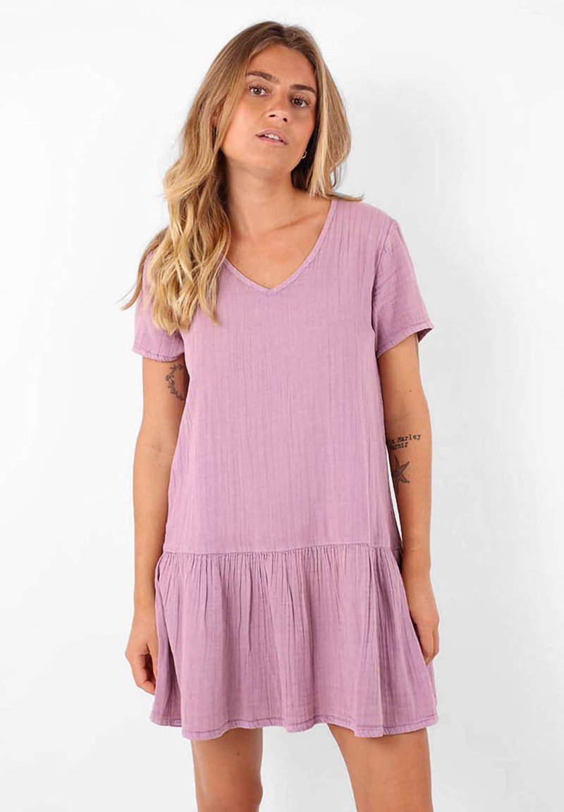 Robe à manches courtes et décolleté en V couleur lavande claire, dotée d'un ourlet à volants superposés et d'une surface texturée. Conception décontractée avec une coupe ample.