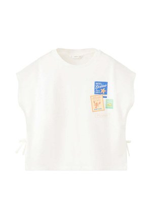 Top blanc à manches courtes avec col rond, liens latéraux et imprimés patch colorés représentant "Hotel Oceano", une étoile de mer, un homard et des thèmes de vacances.