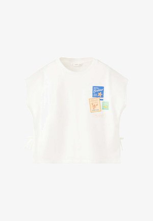 Top blanc à manches courtes avec col rond, liens latéraux et imprimés patch colorés représentant "Hotel Oceano", une étoile de mer, un homard et des thèmes de vacances.
