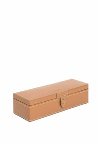 Caja de cuero marrón claro con forma rectangular, superficie texturada, costuras blancas y un cierre sencillo de clasp. Diseño suave y minimalista.