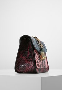 Borsa strutturata in stampa serpente nera e rosa, con un pattina in pelle blu a contrasto, metalleria dorata e dettaglio a catena.