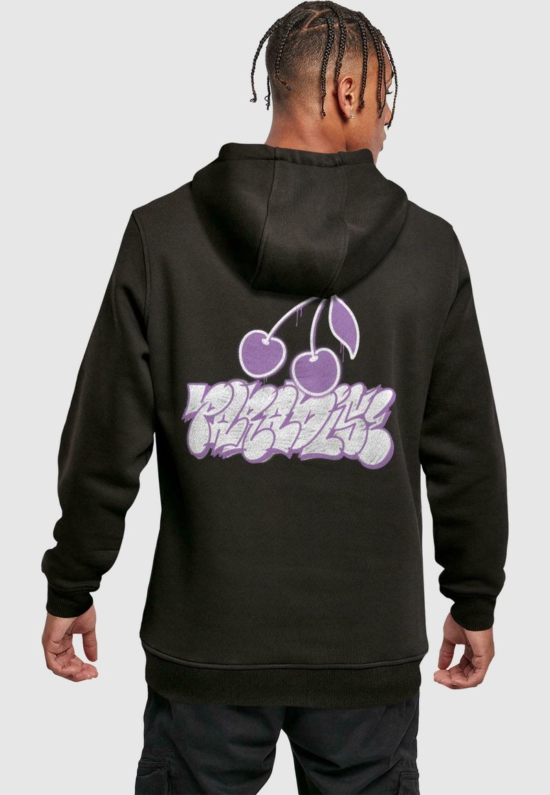 Felpa nera con cappuccio caratterizzata da un design grafico di ciliegie viola e scritte stilizzate sul retro. Realizzata in tessuto morbido e texture.