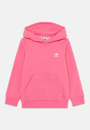 Sweatshirt à capuche rose en matériau doux, doté d'une poche frontale et d'un logo Adidas blanc sur la poitrine.