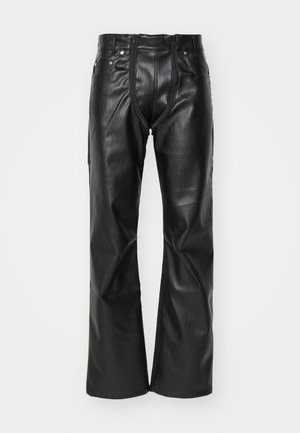 Schwarze Lederhose mit geradem Bein, ausgestattet mit einem Reißverschluss, fünf Taschen und einer strukturierten Oberfläche. Inklusive Details in Silber-Ton.