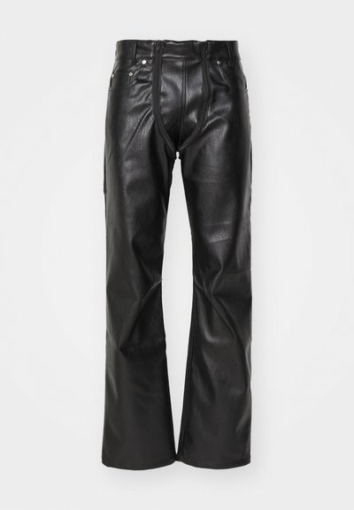 Pantalons en cuir noir avec une coupe droite, dotés d'une fermeture éclair, de cinq poches et d'une finition texturée. Comprend des accents en métal argenté.