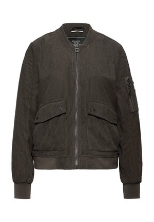 Ciemnobrązowa kurtka bomber z materiału corduroy, z frontowym zamkiem, dwiema kieszeniami z klapkami na guziki, ściągaczami przy mankietach oraz zamykaną kieszenią na lewym rękawie.