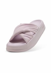 Sandale de plage lilas clair avec un dessus texturé présentant des sangles en vagues croisées ; semelle épaisse blanche ; matériau doux pour le confort.