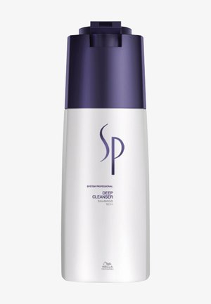 Witte en paarse shampoo fles met het etiket "SP Deep Cleanser", voorzien van een flip-top dop en het Wella Professionals-logo onderaan.