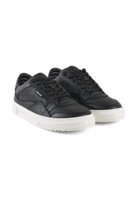 Sneaker in pelle nera con un design testurizzato, suola piatta in gomma bianca, punta rotonda e lacci neri per una calzata sicura.