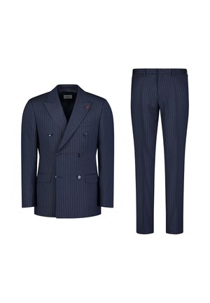 Costume à rayures marines avec blazer croisé à double boutonnage, comprenant deux poches avant, des revers pointus et un pantalon sur mesure assorti.