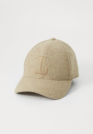 Casquette de baseball en laine beige avec une visière courbée, présentant une lettre "L" brodée dans une teinte plus claire. Texture subtile avec un design à six panneaux.
