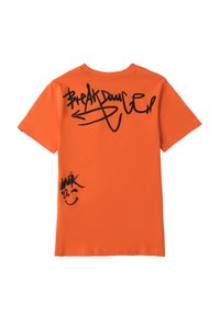 Camiseta de algodón naranja con texto en estilo graffiti negro en la parte posterior y un pequeño gráfico en el lado inferior, diseño de cuello redondo.