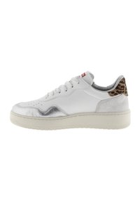 Sneaker bianca in pelle con dettagli argentati, tallone con stampa animale e particolari texturizzati. Presenta lacci e suola in gomma.