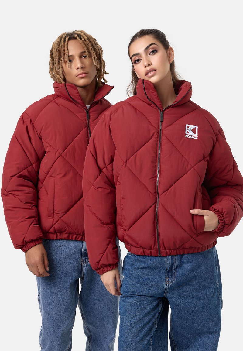 karl-kani-rhombus-puffer-jacket-unisex-veste-d-hiver-wine-red