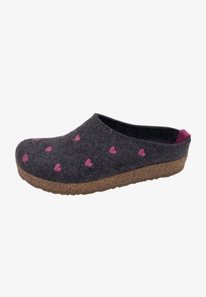 Zoccoli grigi con motivo a cuori rosa, soletta imbottita e suola in sughero testurizzato per maggiore comfort e durata.