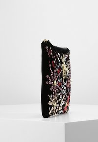 Svart sammet clutch med flerfärgad blommönsterbroderi och paljetter. Dragkedjestängning upptill, platt rektangulär design.