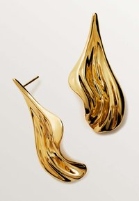 Pendientes de oro en forma de gota con un diseño ondulado y fluido; textura suave y superficie reflectante; cuentan con un cierre tipo tornillo para un ajuste seguro.