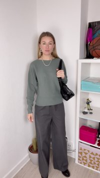 Roheline ribaga sviiter, hallad laiad püksid, must käekott, hõbedane kaelakee. Sile tekstuur, mugav lõige, lihtne disain, minimaalne detailide rohkus.