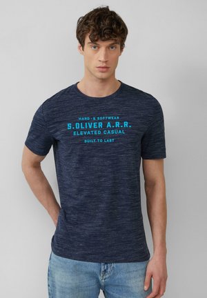 Navy blauwe t-shirt met korte mouwen en een gemêleerde textuur, met aquakleurige tekst: "S.OLIVER A.R.R. ELEVATED CASUAL BUILT TO LAST."