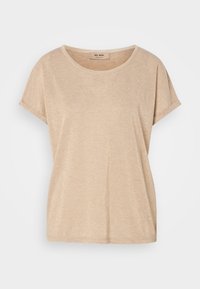 T-shirt beige à manches courtes pour femme avec col rond et petite étiquette de marque à l'intérieur du col sur fond blanc.