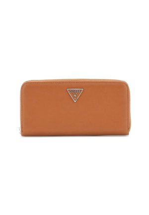 Portafoglio in pelle marrone con chiusura a zip, caratterizzato da un logo triangolare argento di Guess sul davanti e una texture liscia.