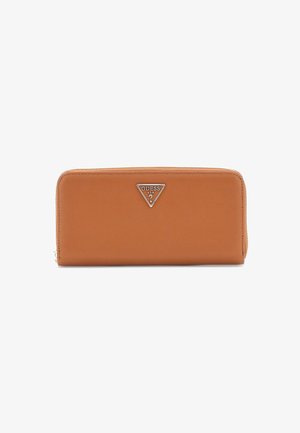 Portafoglio in pelle marrone con chiusura a zip, caratterizzato da un logo triangolare argento di Guess sul davanti e una texture liscia.