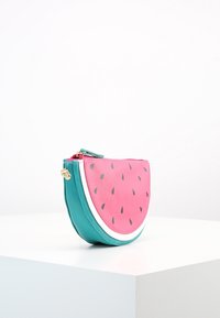 Torba w kształcie arbuza, z różowym ciałem i czarnymi nasionami, białymi i turkusowymi akcentami, wykonana z materiału syntetycznego, z zamkiem błyskawicznym.