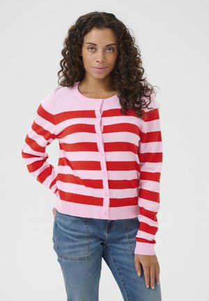Cardigan rayé rouge et rose, col rond, boutonnière à l'avant, poignets et ourlet côtelés, fabriqué en matériau tricoté doux. Porté sur un jean bleu.
