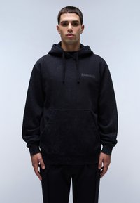 Felpa nera in cotone con finitura texturizzata, tasca a marsupio frontale, cappuccio con coulisse e dettaglio del logo sul petto. Vestibilità comoda.