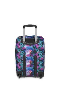 Maleta con un patrón floral multicolor; tela negra, asa telescópica plateada y cuatro ruedas negras para movilidad.